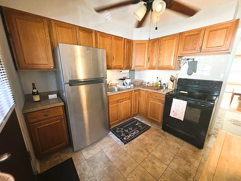 2115-2123 W Farragut Ave Apartments — Photo 5