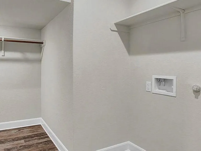 133 Netherland St — Photo 16