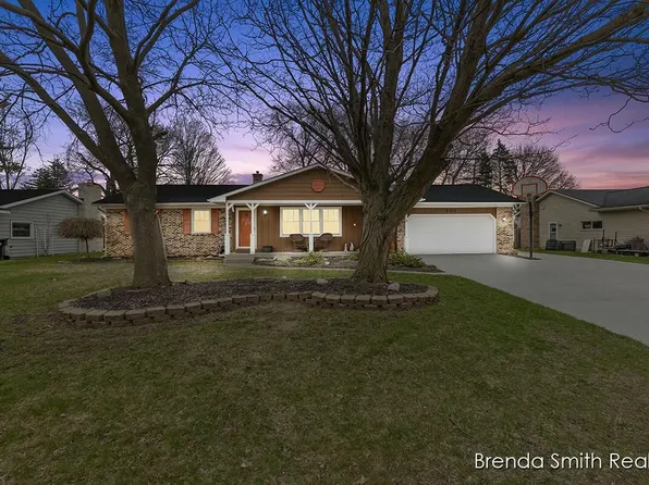 8102 Birchwood Ave, Jenison, MI 49428
