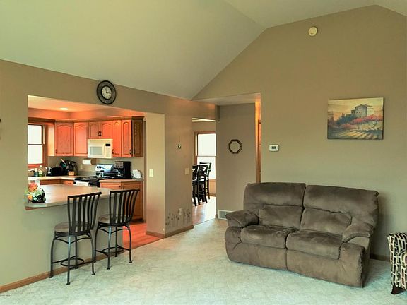 3rd image of 2984 S Palmer Blvd