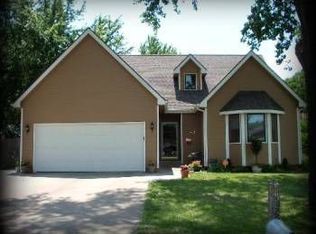 331 NE Oak Ln, Topeka, KS 66617