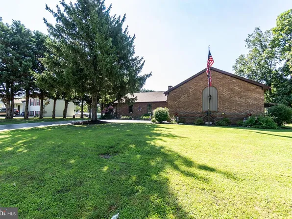 380 McSherry Woods Dr, Littlestown, PA 17340