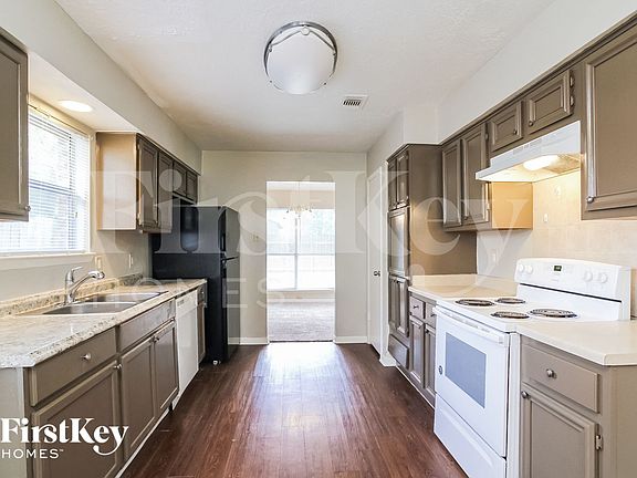 5th image of 3618 Village Grove Dr