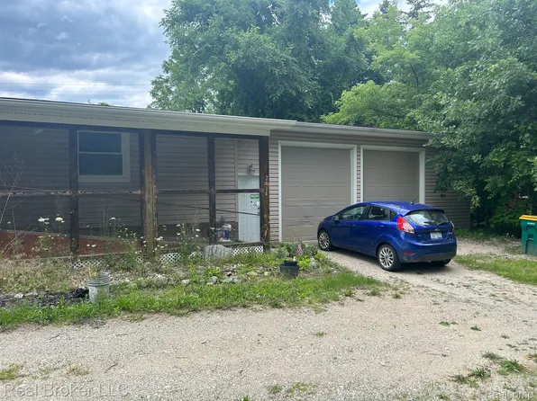 2414 Potter Rd, Wixom, MI 48393
