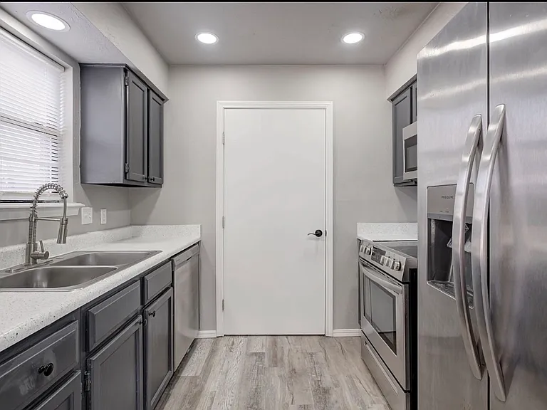 2505 Greenfield Dr — Photo 6