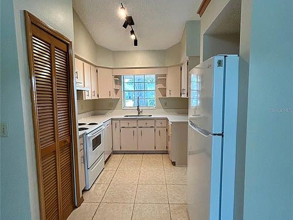 5th image of 63 Ivy Ln