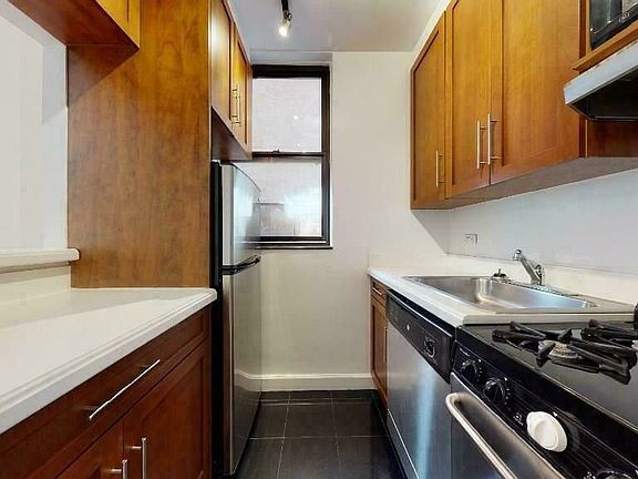 3rd image of 171 E 83rd St APT 4e