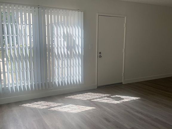 3rd image of 15509-15513 Victory Blvd #13E