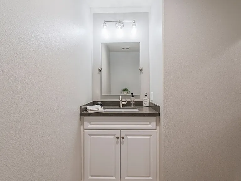 585 S Kroeger St — Photo 15