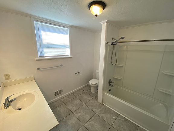 4th image of 1904 Glenwood St #B