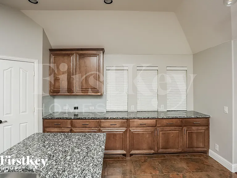 921 Loftin St — Photo 5
