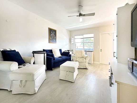3rd image of 215 Ventnor M #215
