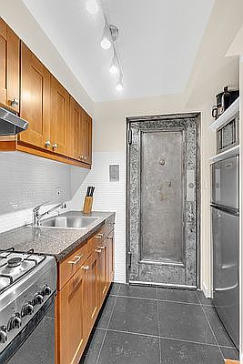 4th image of 446 W 25th St #3-F