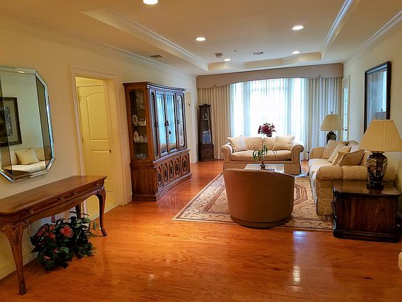 3rd image of 218 Roosevelt Way