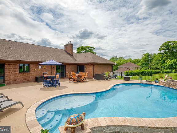 3rd image of 1403 Waterford Dr