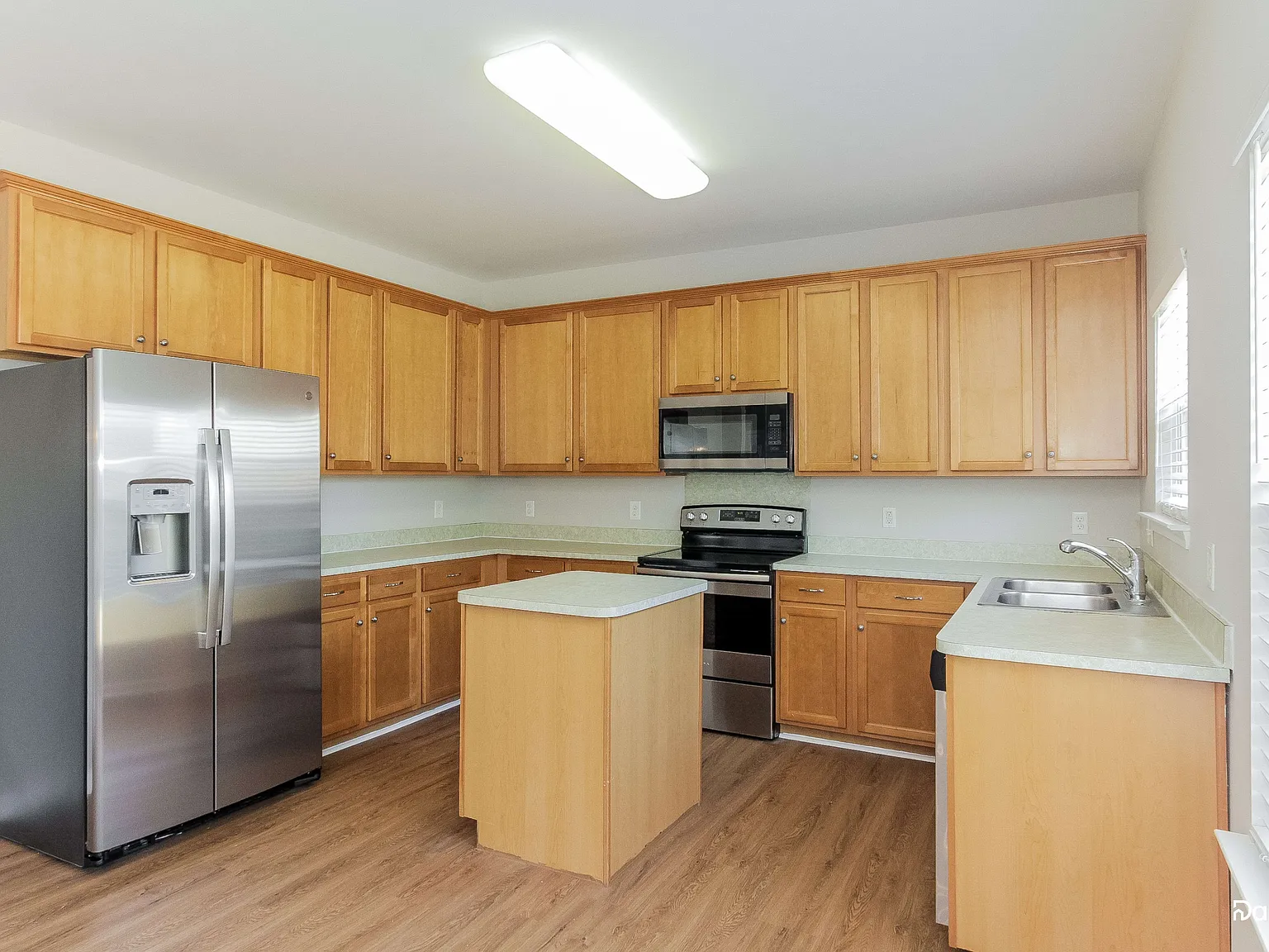 4 bed, 2.5 bath, 2364 sqft, $2,220 — Photo 4