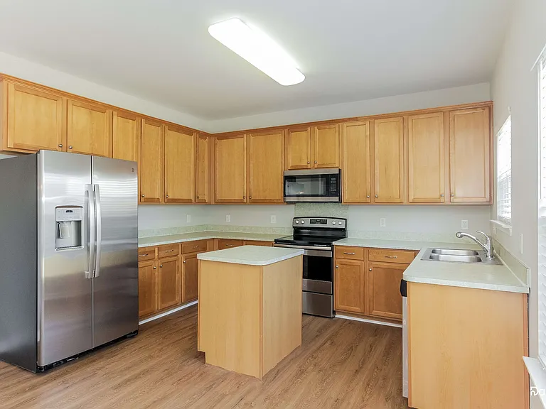 704 Perth Dr — Photo 4