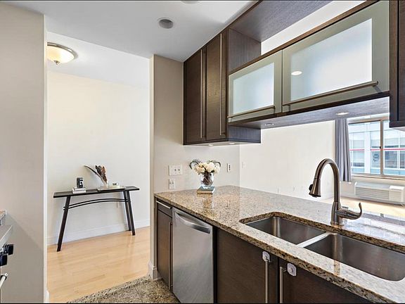 4th image of 10 Regent St APT 801