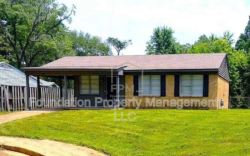 3 bed, 1.0 bath, 957 sqft, $1,000 — Photo 1