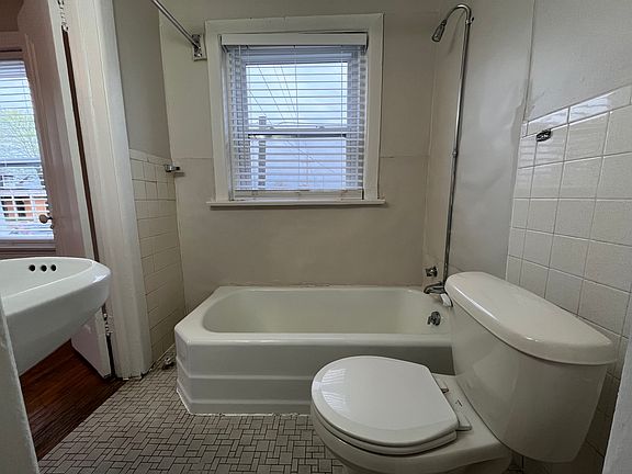 4th image of 3732 Traffic Cir #4