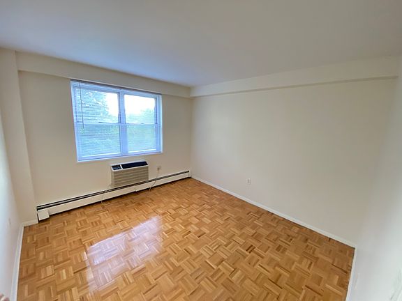 4th image of 20 Adams St