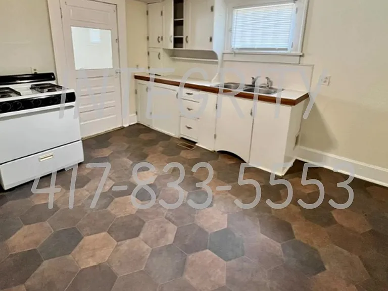 2326 N Franklin Ave — Photo 4