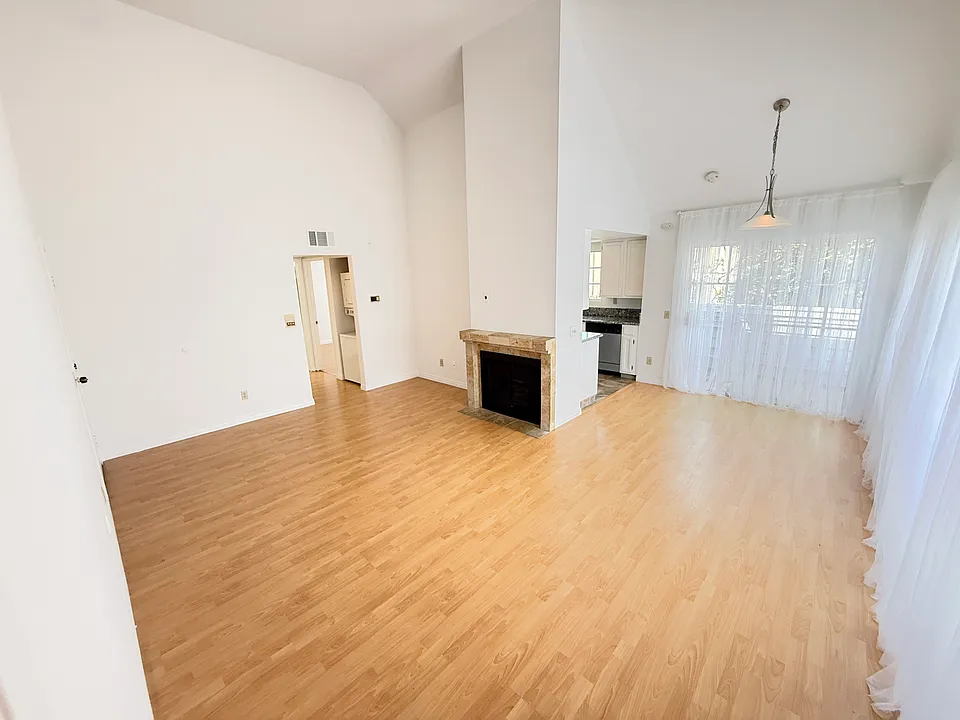 920 N Alfred St #201