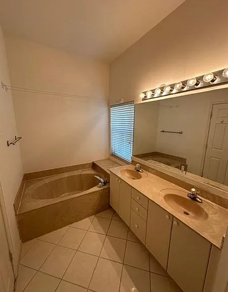 1572 Banyan Way — Photo 20