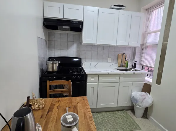 37-35 Crescent Street image 1 of 8