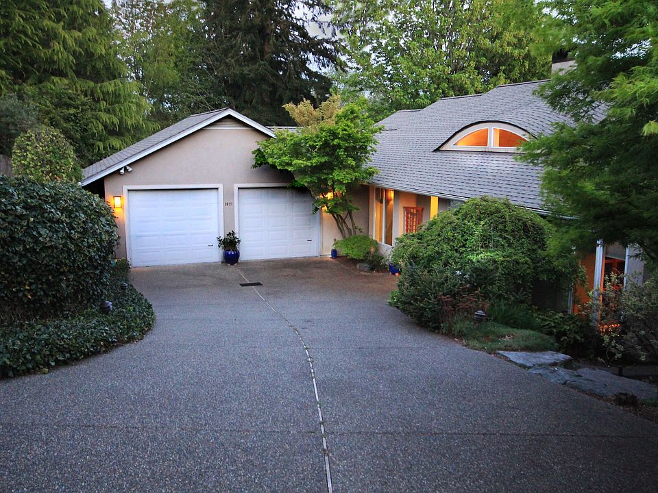 1st image of 1021 Surrey Trce SE