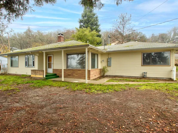 1812 NW Dogwood St, Roseburg, OR 97471