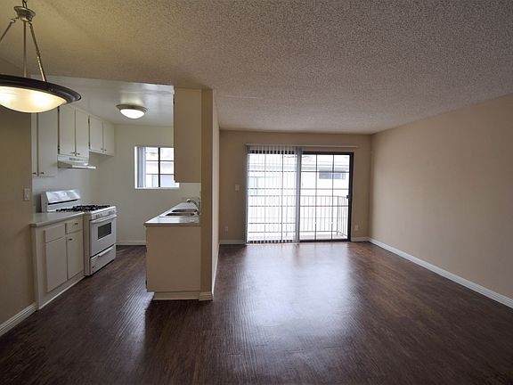3rd image of 5921 Whitsett Ave #215
