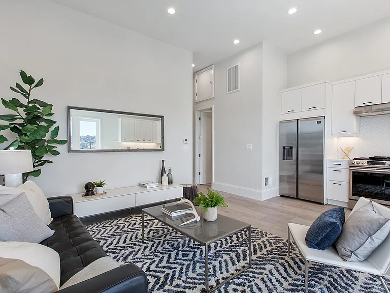 1329 S Van Ness Ave — Photo 23