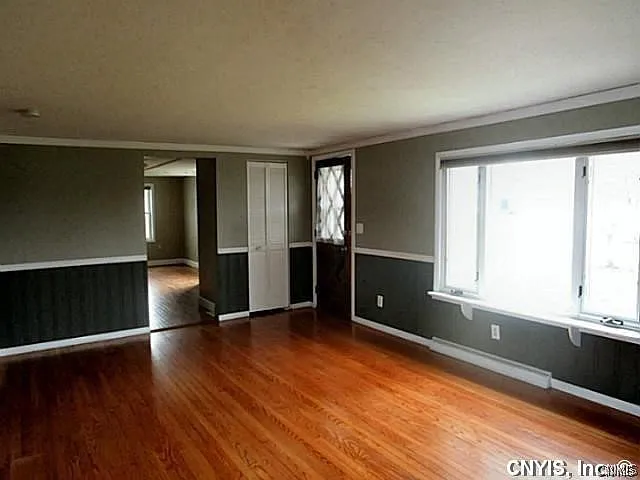 3 bed, 1.0 bath, 1325 sqft, $1,700 — Photo 2