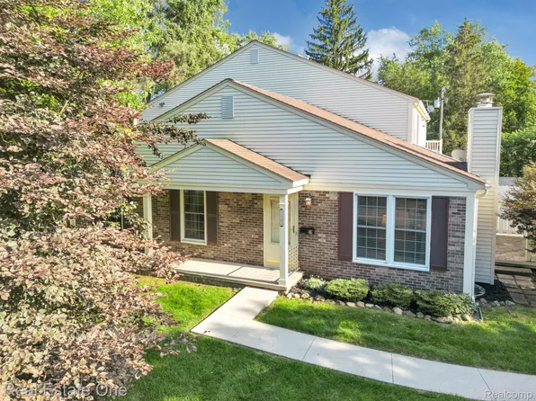2120 Hidden Meadows Dr Unit A, Walled Lake, MI 48390