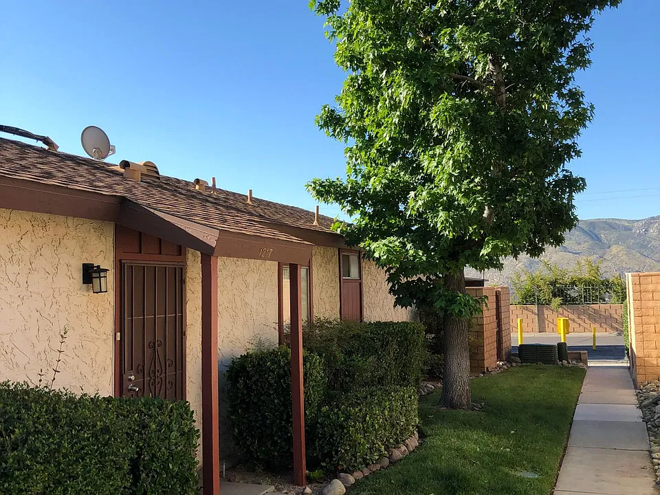 1217 Vista Serena Ave
