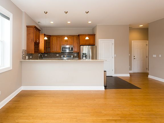 4th image of 4006 N Kilbourn Ave #C6