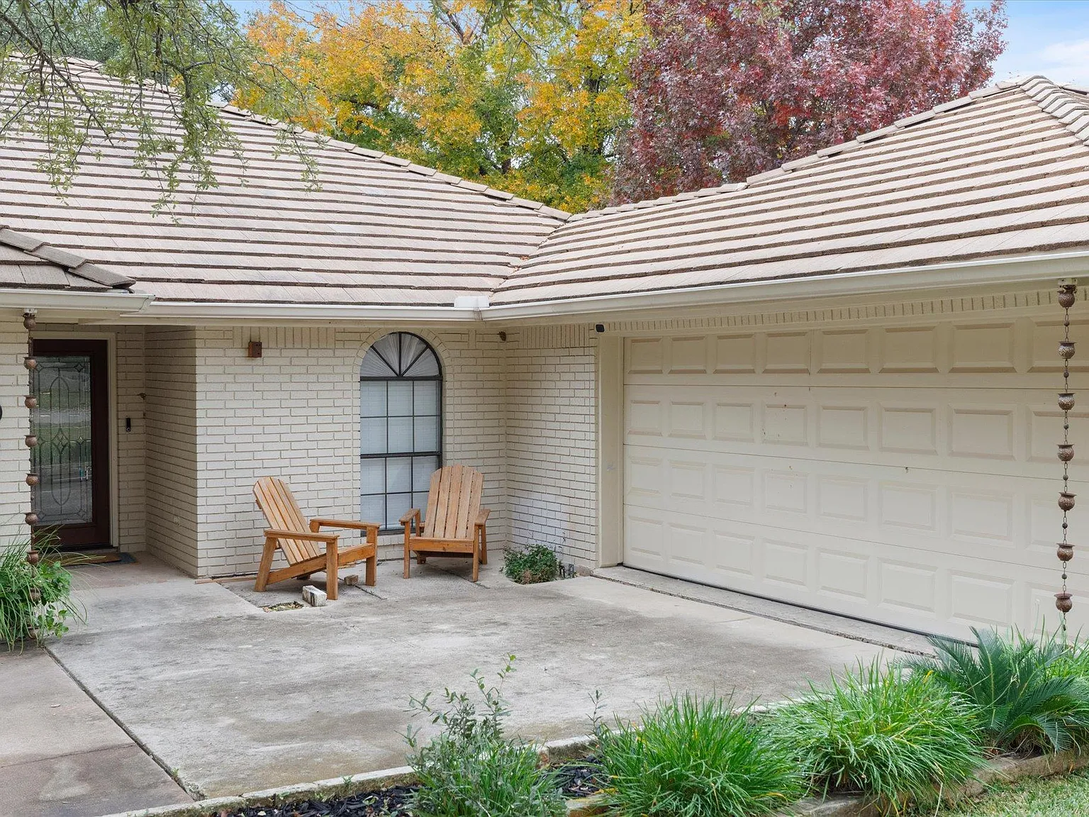 3 bed, 2.5 bath, 1998 sqft, $3,059 — Photo 2