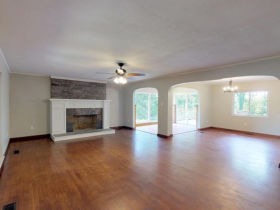4th image of 1100 Crestview St