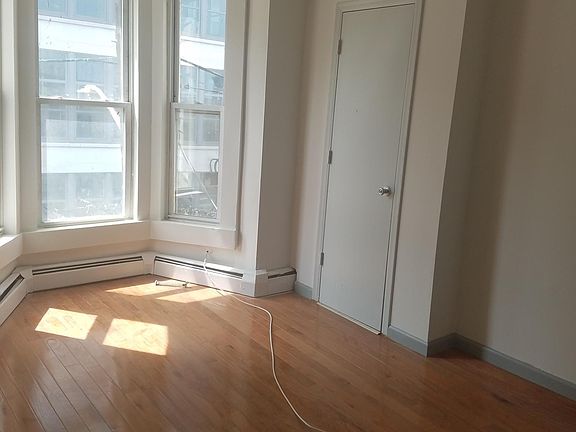 3rd image of 318 Saint Pauls Ave #2