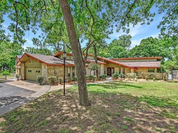 713 Kiowa Dr W, Lake Kiowa, TX 76240