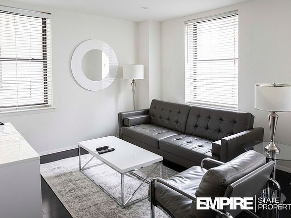 4th image of 150 W 51st St #918
