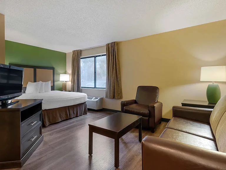 Deluxe Studio - 1 Queen Bed
