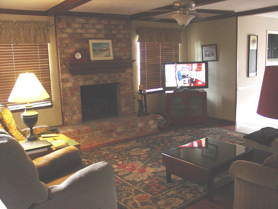 Ceiling beams, fan & FP in Den