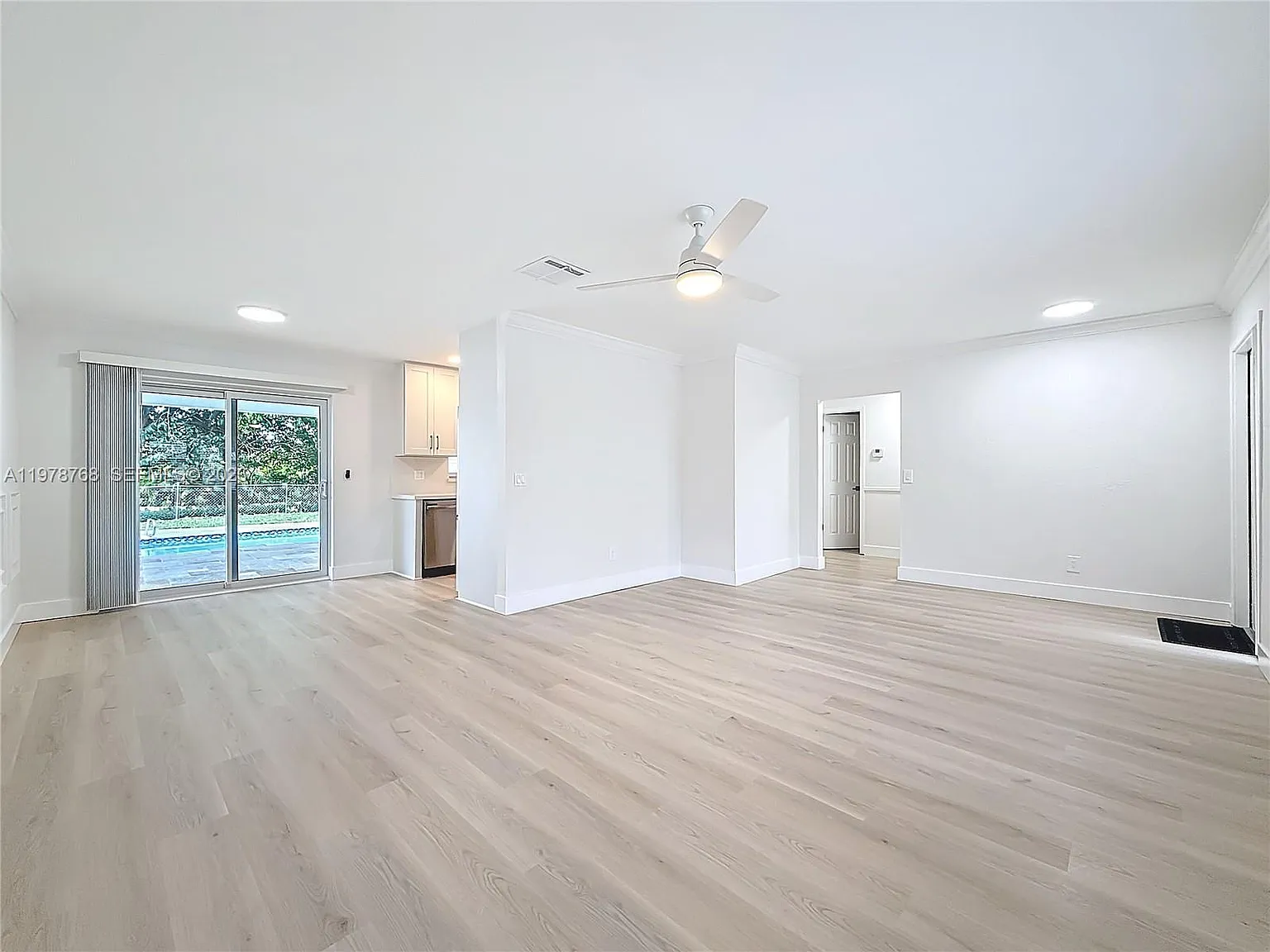 3 bed, 1376 sqft, $3,950 — Photo 3