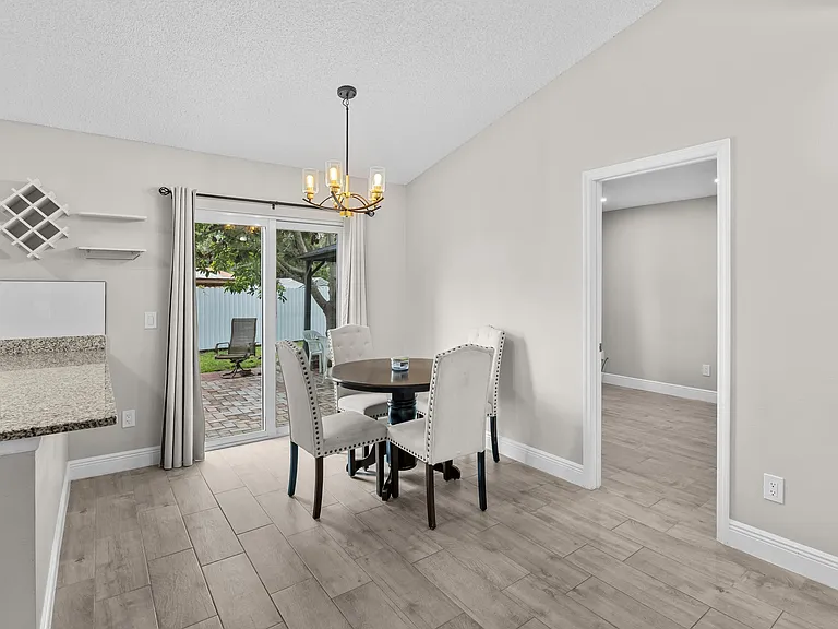 265 SW Dalton Cir — Photo 11