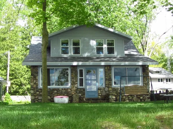 546 E Clear Lake Dr, Fremont, IN 46737