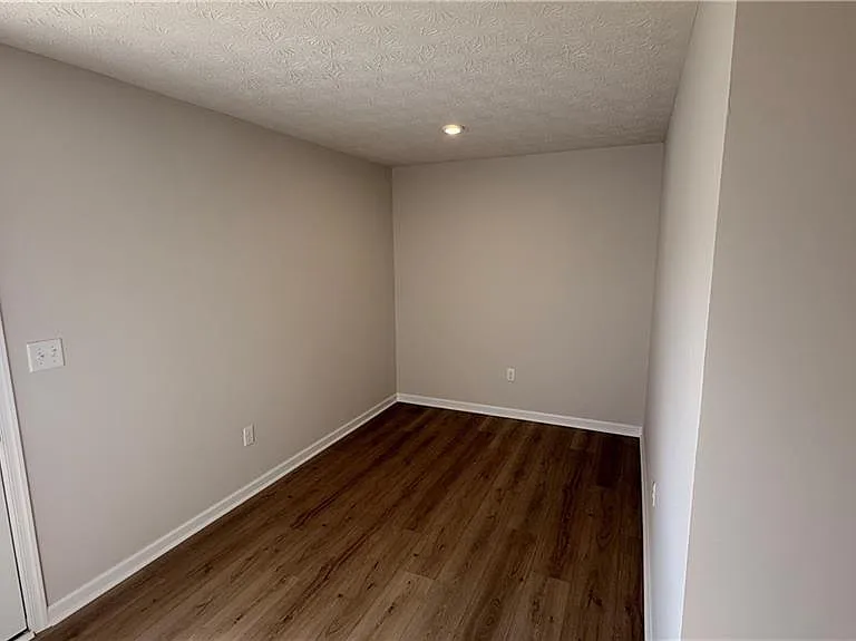 4028 Hemlock Ct — Photo 4