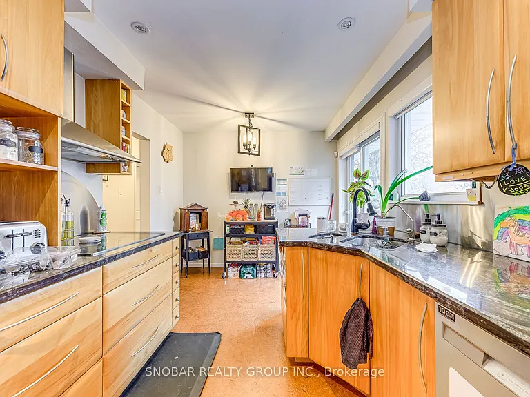 52 Decarie Cir — Photo 9