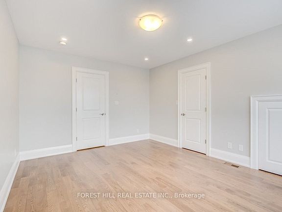 3rd image of 25 Iona Ave